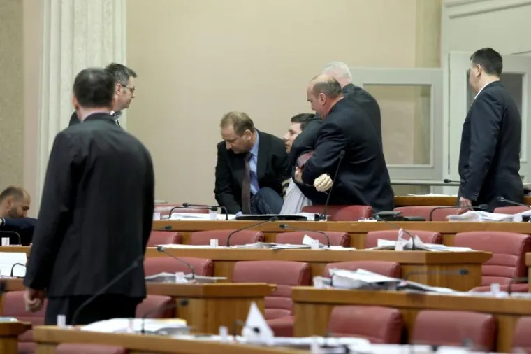 Saborska straža iznijela Ivana Pernara iz sabornice