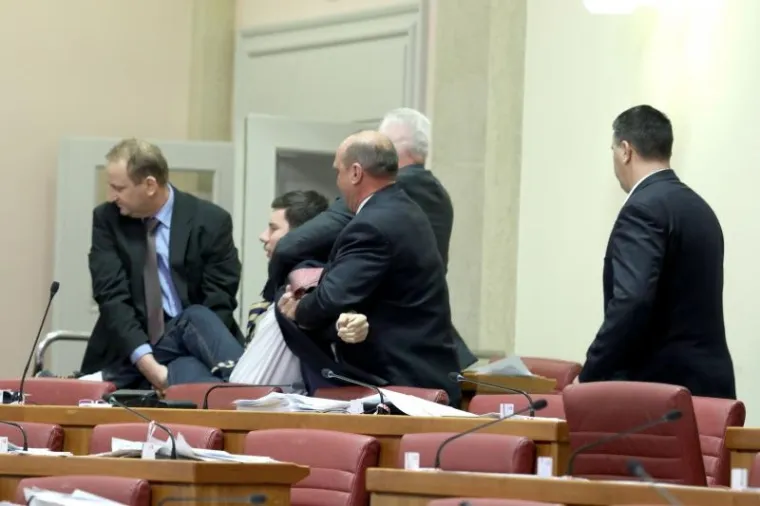 Saborska straža iznijela Ivana Pernara iz sabornice