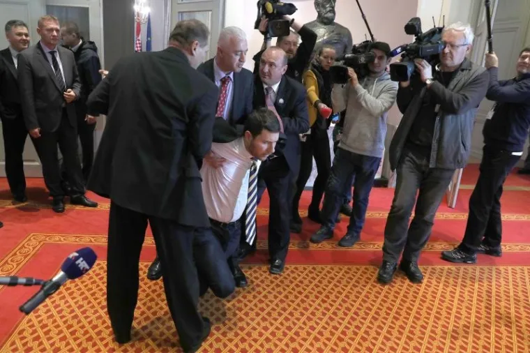 Saborska straža iznijela Ivana Pernara iz sabornice