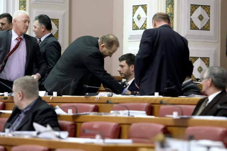 Saborska straža iznijela Ivana Pernara iz sabornice