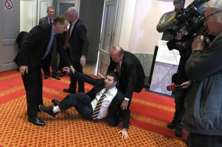 Saborska straža iznijela Ivana Pernara iz sabornice