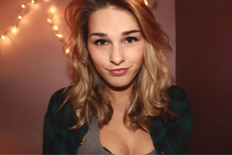 PRIZNAJTE, I VAMA BJEŽI OKO: Htjele su se pohvaliti slatkim jamicama na obrazu, ali svi gledaju ne&scaron;to drugo