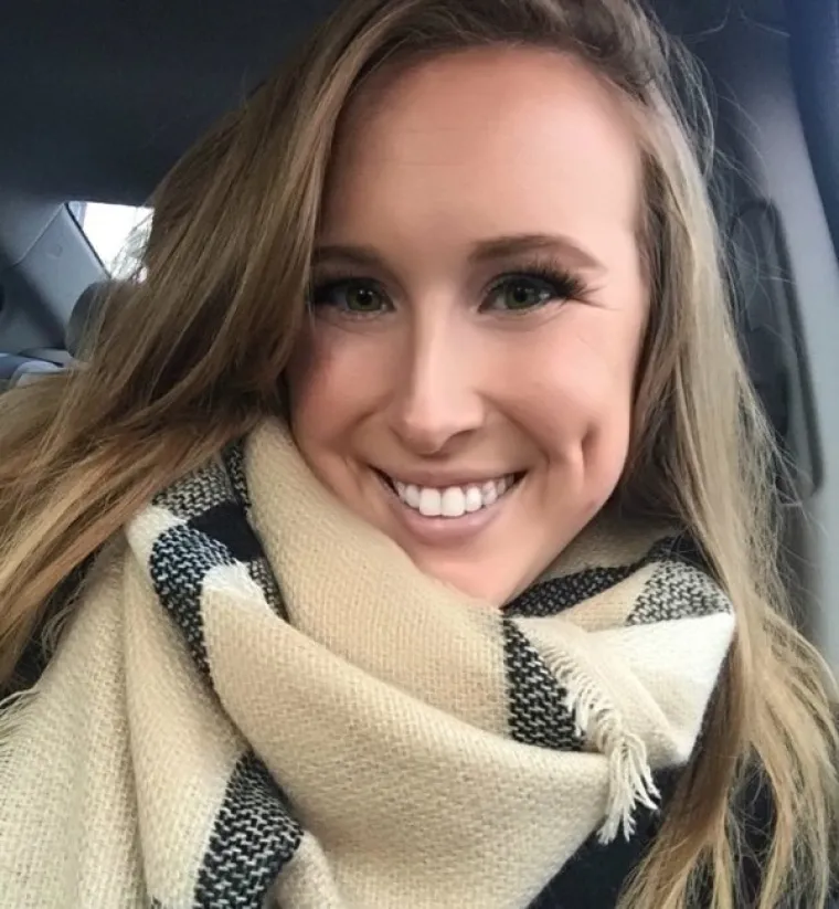 PRIZNAJTE, I VAMA BJEŽI OKO: Htjele su se pohvaliti slatkim jamicama na obrazu, ali svi gledaju ne&scaron;to drugo