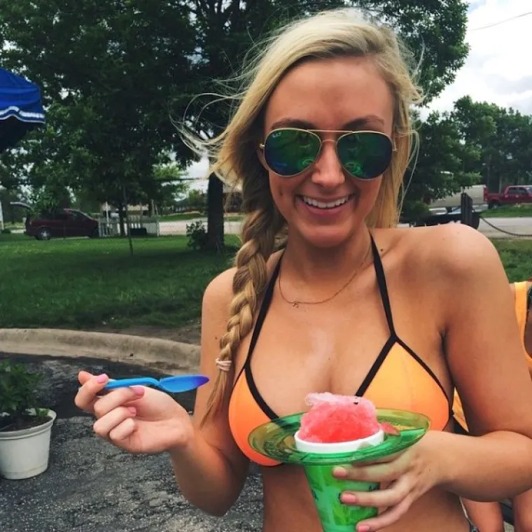 PRIZNAJTE, I VAMA BJEŽI OKO: Htjele su se pohvaliti slatkim jamicama na obrazu, ali svi gledaju ne&scaron;to drugo