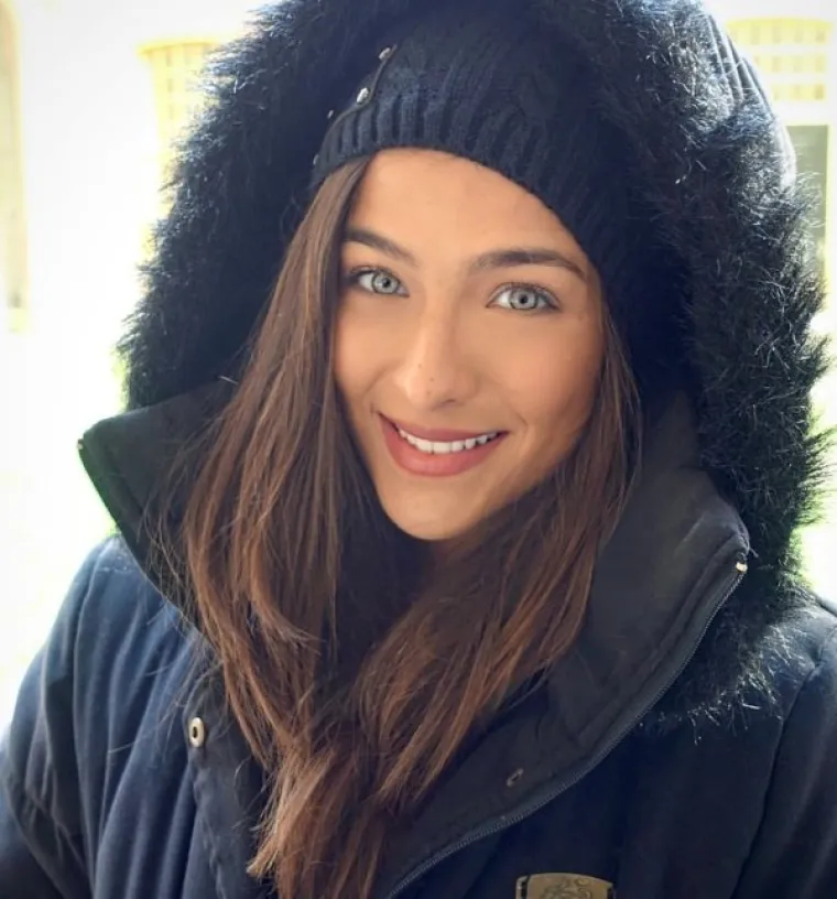 PRIZNAJTE, I VAMA BJEŽI OKO: Htjele su se pohvaliti slatkim jamicama na obrazu, ali svi gledaju ne&scaron;to drugo