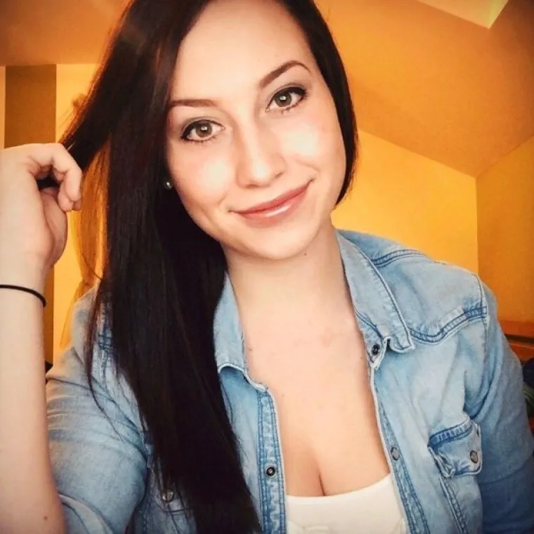 PRIZNAJTE, I VAMA BJEŽI OKO: Htjele su se pohvaliti slatkim jamicama na obrazu, ali svi gledaju ne&scaron;to drugo