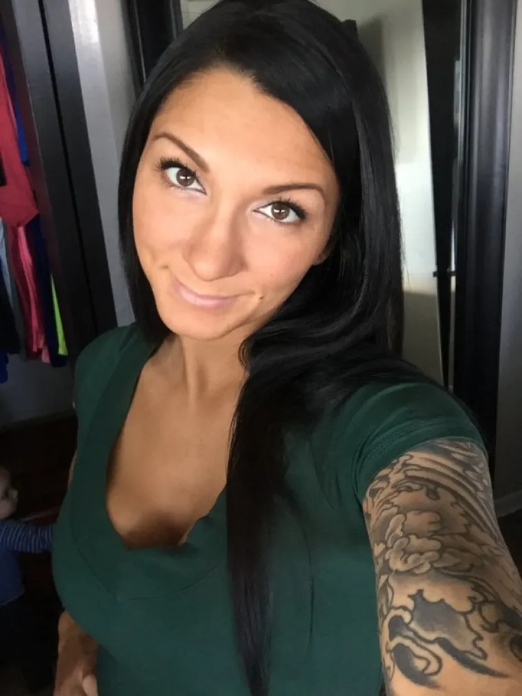 PRIZNAJTE, I VAMA BJEŽI OKO: Htjele su se pohvaliti slatkim jamicama na obrazu, ali svi gledaju ne&scaron;to drugo