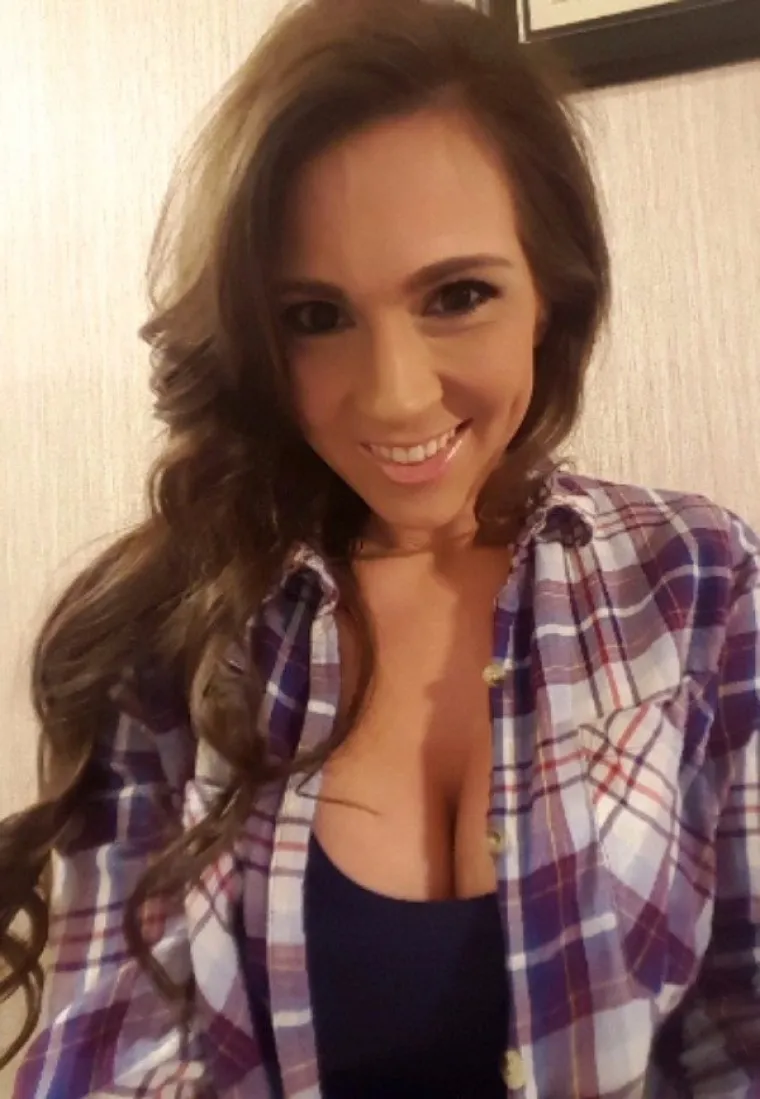 PRIZNAJTE, I VAMA BJEŽI OKO: Htjele su se pohvaliti slatkim jamicama na obrazu, ali svi gledaju ne&scaron;to drugo