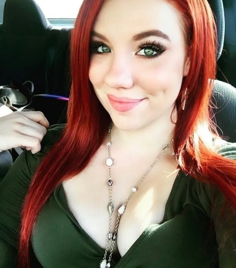 PRIZNAJTE, I VAMA BJEŽI OKO: Htjele su se pohvaliti slatkim jamicama na obrazu, ali svi gledaju ne&scaron;to drugo