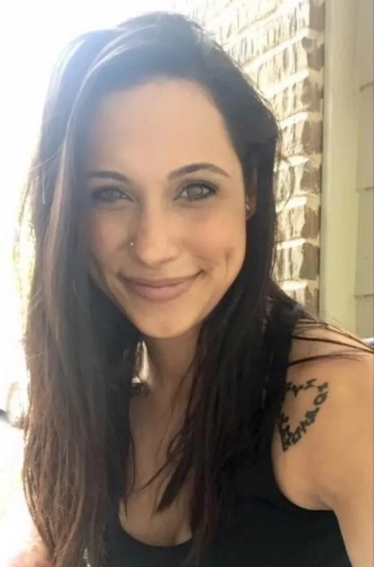 PRIZNAJTE, I VAMA BJEŽI OKO: Htjele su se pohvaliti slatkim jamicama na obrazu, ali svi gledaju ne&scaron;to drugo