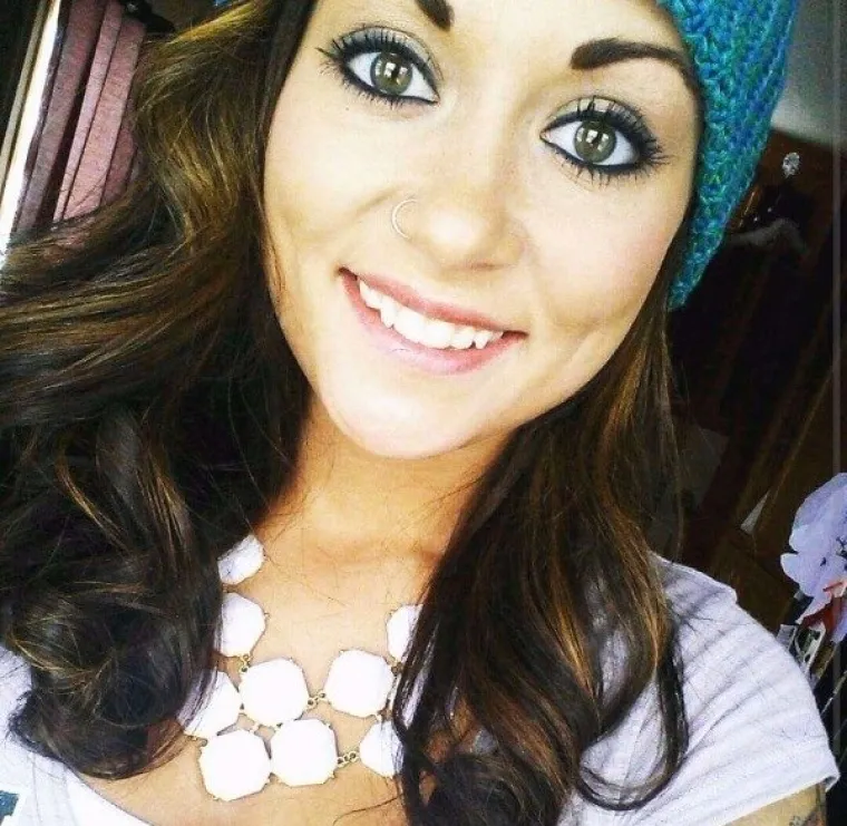 PRIZNAJTE, I VAMA BJEŽI OKO: Htjele su se pohvaliti slatkim jamicama na obrazu, ali svi gledaju ne&scaron;to drugo