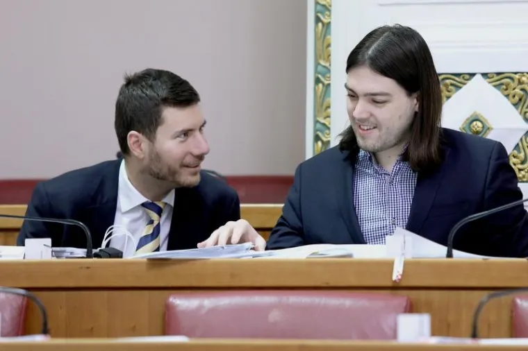 Pogledajte kako je straža iz sabornice izbacila, odnosno iznijela zastupnika Ivana Pernara