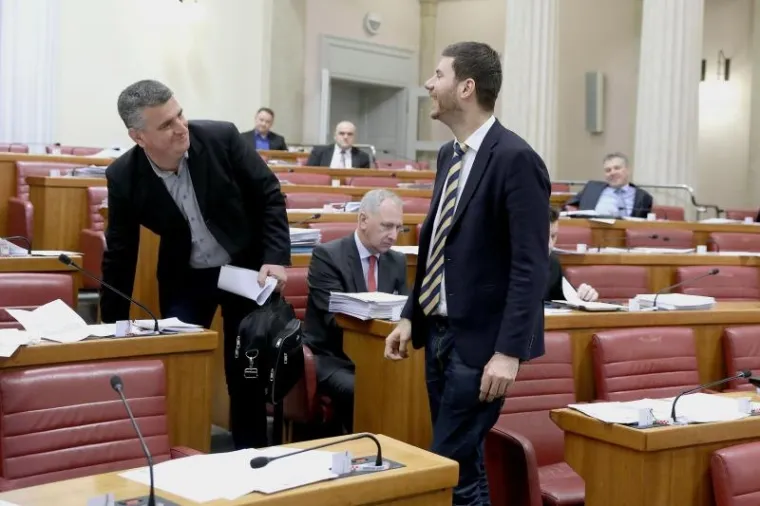 Pogledajte kako je straža iz sabornice izbacila, odnosno iznijela zastupnika Ivana Pernara