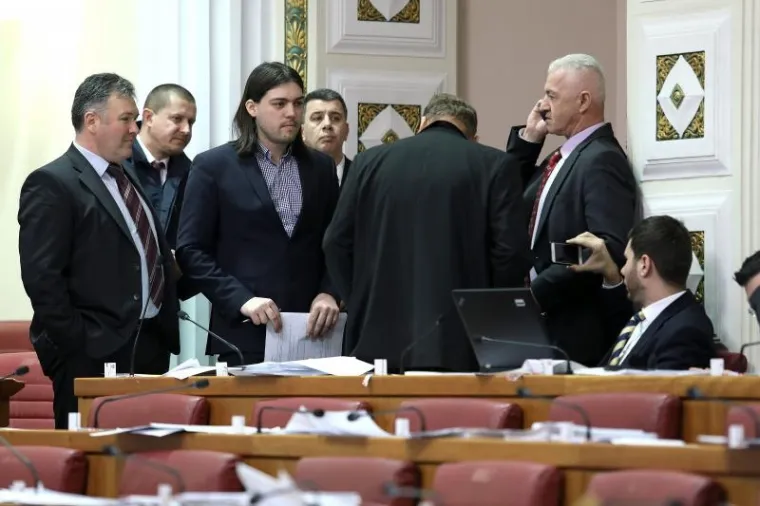 Pogledajte kako je straža iz sabornice izbacila, odnosno iznijela zastupnika Ivana Pernara