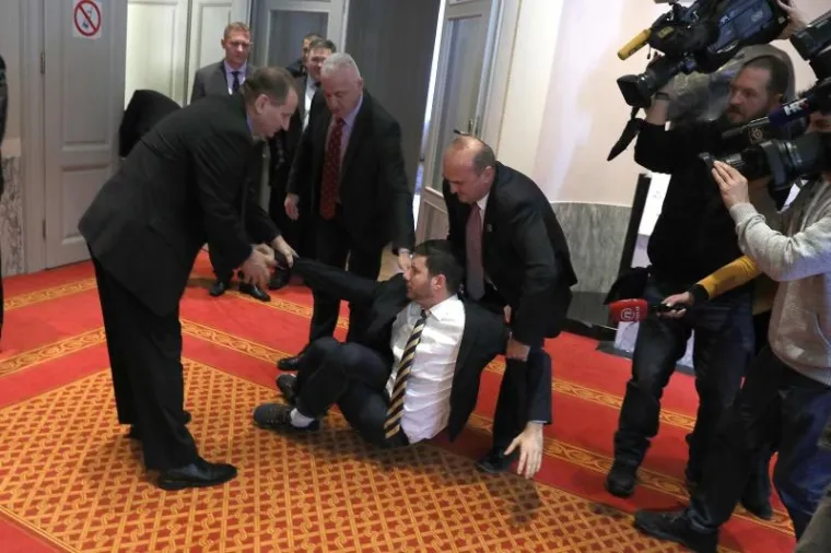 Pogledajte kako je straža iz sabornice izbacila, odnosno iznijela zastupnika Ivana Pernara