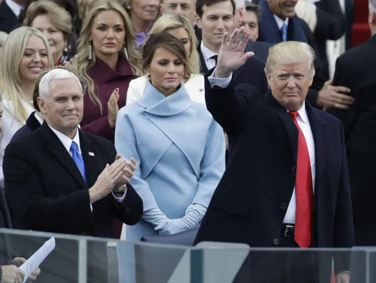 Melania Trump na inauguraciji podsjetila na Jackie Kennedy u plavom
