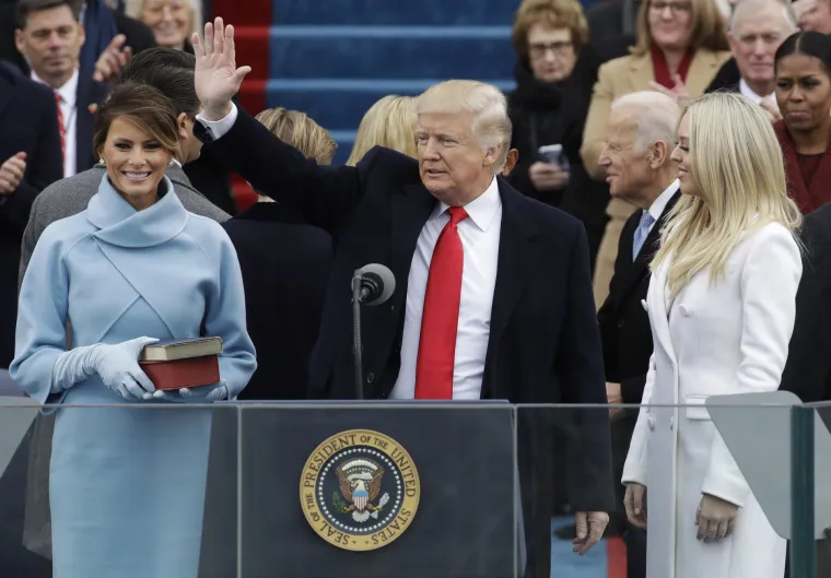 Melania Trump na inauguraciji podsjetila na Jackie Kennedy u plavom