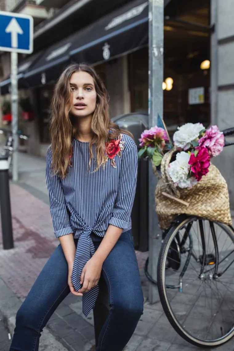 I ovoga proljeća, Springfield ne odustaje od najatraktivnije mladenačke linije We Love Navy čiji su glavni motivi prugice, floralni dezeni i nagla&scaron;eni detalji.