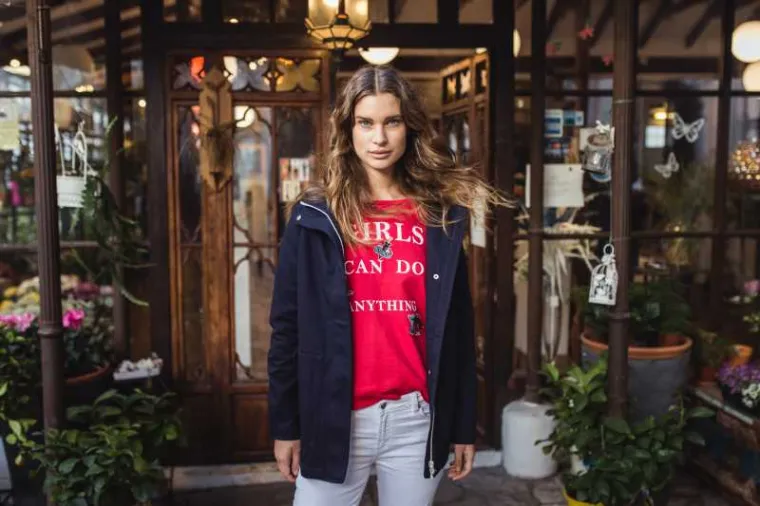 U retro sporty liniji crvena, zelena i plava glavni su protagonisti Springfieldove koloritne priče.