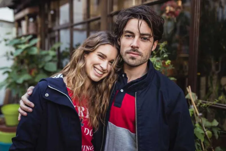 Čak i sportski komadi odi&scaron;u retro prizvukom, dok su tenisice i traperice odličan odabir za casual dnevni look.