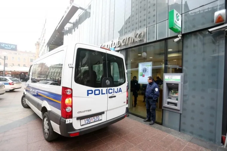 PLJAČKA BANKE U ZAGREBU: Pogledajte uhićenje muškarca koji se tereti za razbojništvo