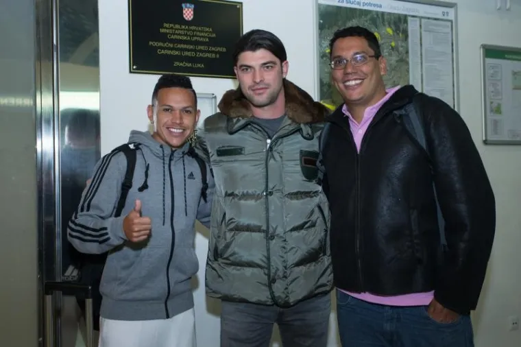 NOVO DINAMOVO POJAČANJE SLETJELO U ZAGREB: Brazilski veznjak nova je akvizijaca Modrih