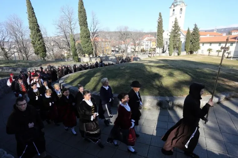 Uglednog franjevcca Serafina Sabola na trsatskome groblju ispratilo je vi&scaron;e od tisuću građana, među kojima mnogi istaknuti pojedinci iz vjerskoga, političkoga i javnog života.