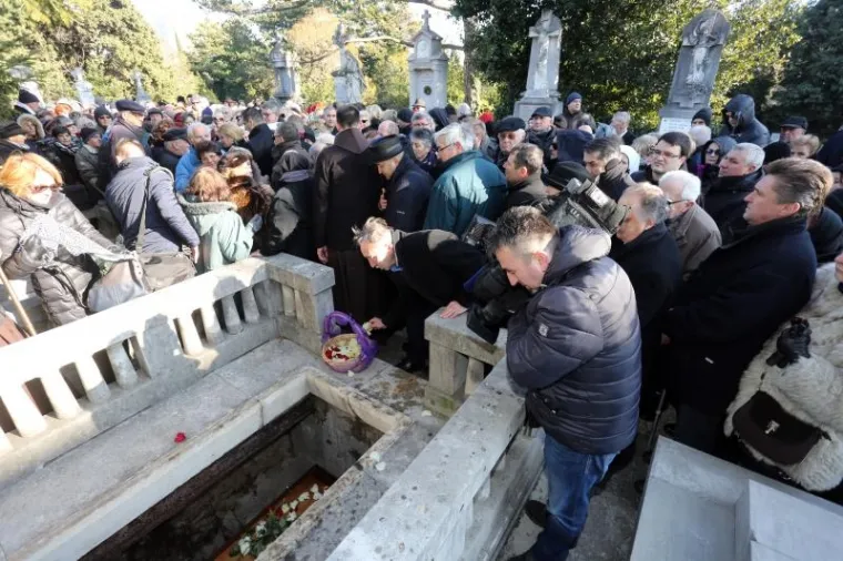 Do posljednjeg počivali&scaron;ta fra Serafina Sabola od crkve na Trsatu građani su stigli u procesiji.