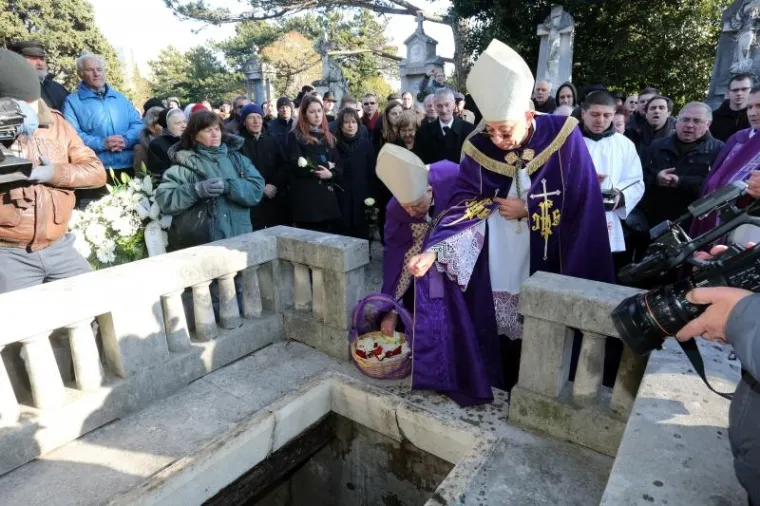 POKOPAN POZNATI FRANJEVAC: Na pogreb do&scaron;li Kolinda, Bandić, Josipović, Komadina...