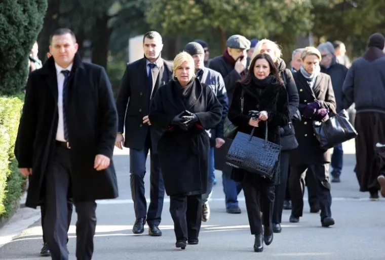 POKOPAN POZNATI FRANJEVAC: Na pogreb do&scaron;li Kolinda, Bandić, Josipović, Komadina...