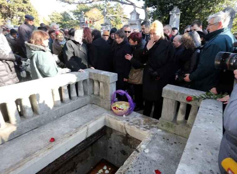 POKOPAN POZNATI FRANJEVAC: Na pogreb do&scaron;li Kolinda, Bandić, Josipović, Komadina...