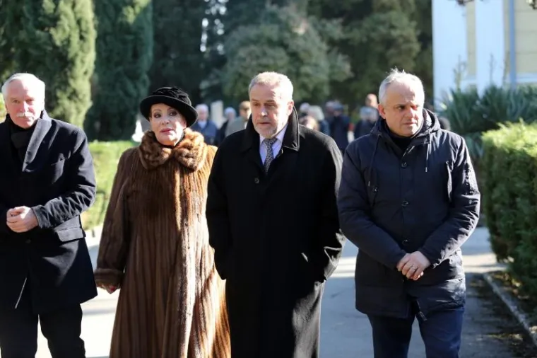 POKOPAN POZNATI FRANJEVAC: Na pogreb do&scaron;li Kolinda, Bandić, Josipović, Komadina...