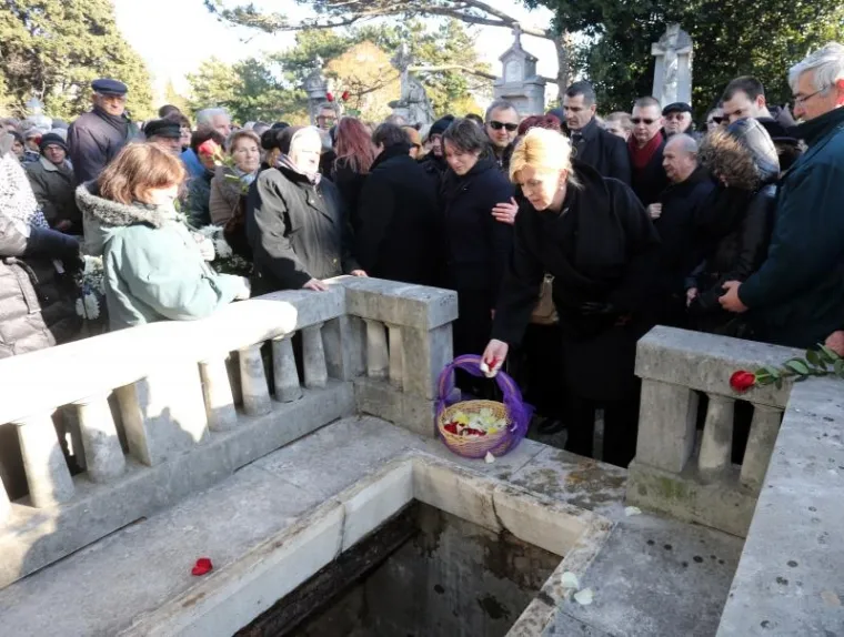 POKOPAN POZNATI FRANJEVAC: Na pogreb do&scaron;li Kolinda, Bandić, Josipović, Komadina...
