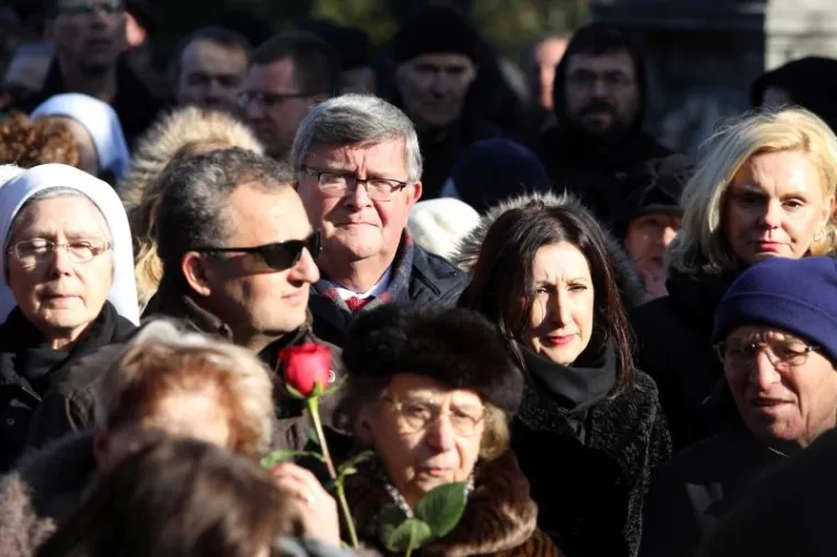 Riječki gradonačelnik Vojko Obersnel podsjetio je da je fra Serafin Sabol bio izvrstan organizator, motivator i okupljatelj. "Rijeka je imala sreće da je postala njegov grad, a on je tako dobro znao uzvratiti dobrodo&scaron;licu i otvorenost Rijeke", istaknuo je i dodao da je "bio vizionar i jedna od ključnih osoba u organizaciji posjeta pape Ivana Pavla II. Rijeci i Hrvatskoj 2003. godine".