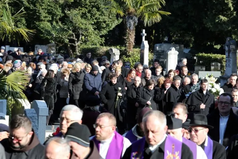 Mnogobrojni okupljeni na sprovodu fra Serafina Sabola.