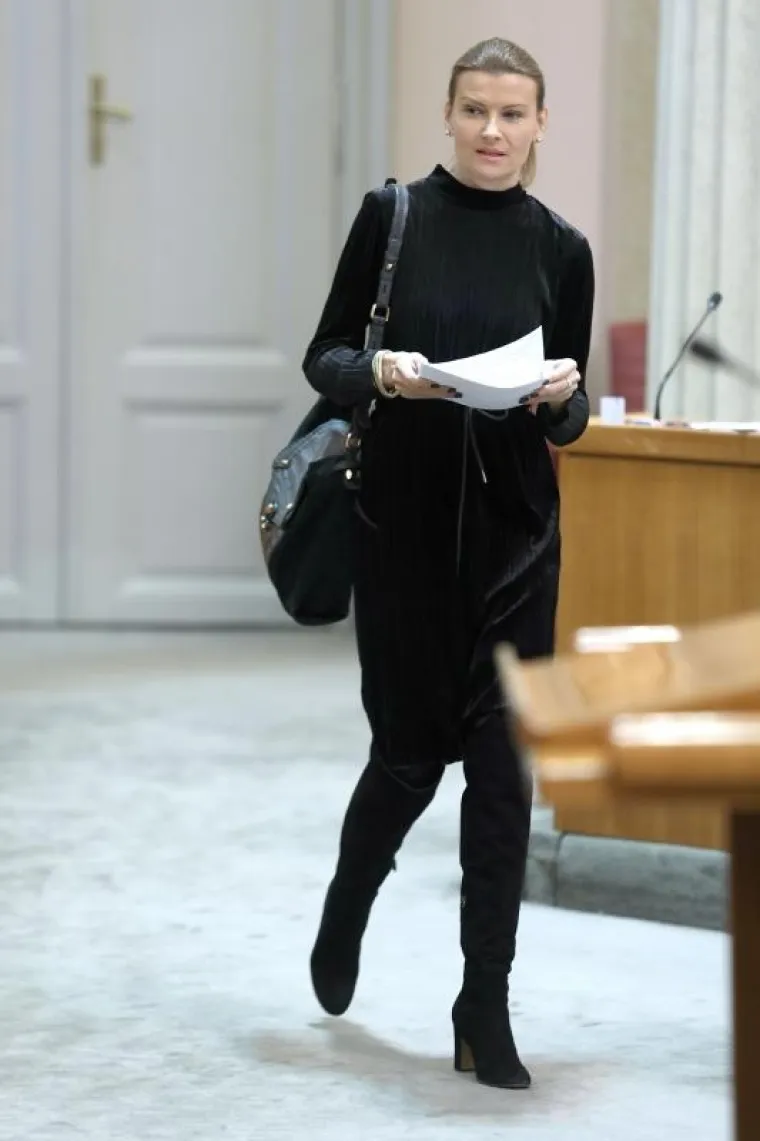 Zastupnica Sabina Glasovac je odabrala tamniju varijantu.