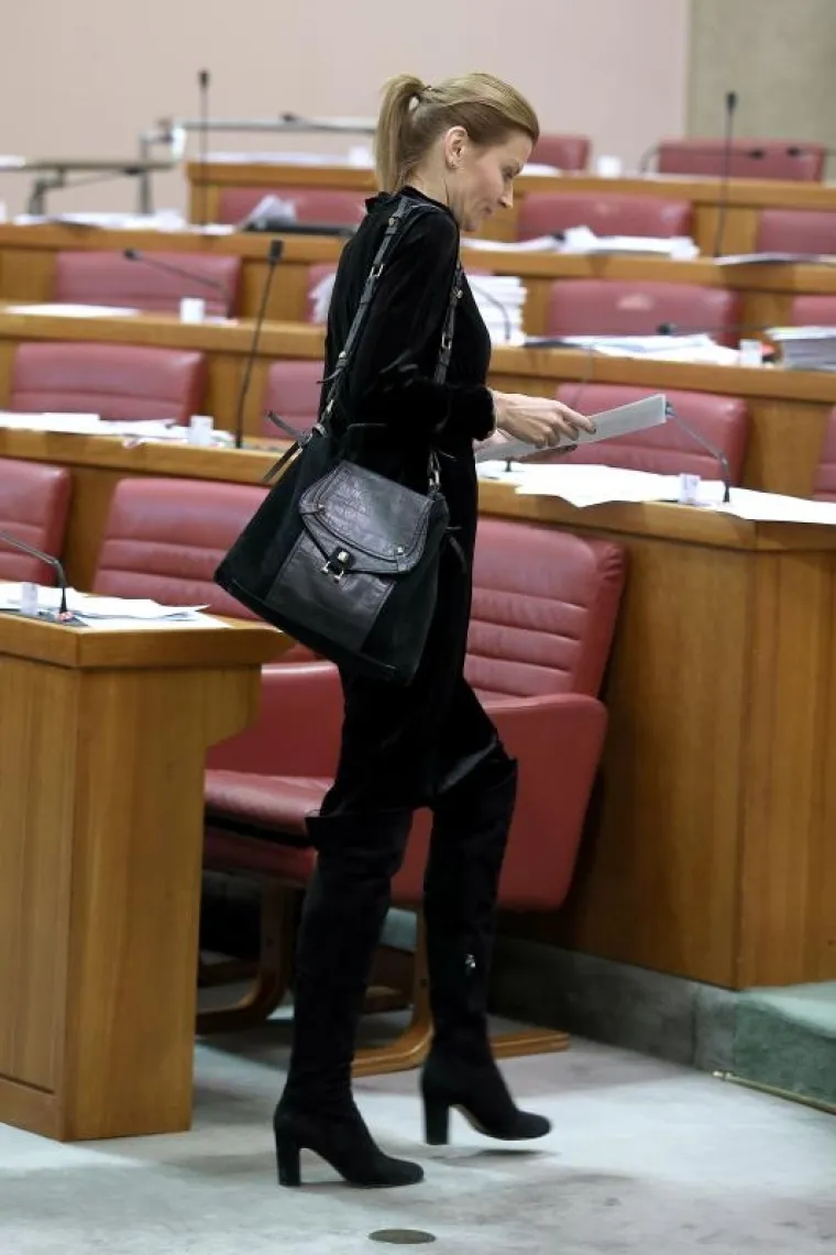 MODNE KOMBINACIJE U SABORU: HDZ-ova zastupnica odabrala svjetlije tonove, a SDP-ovka tamnije...