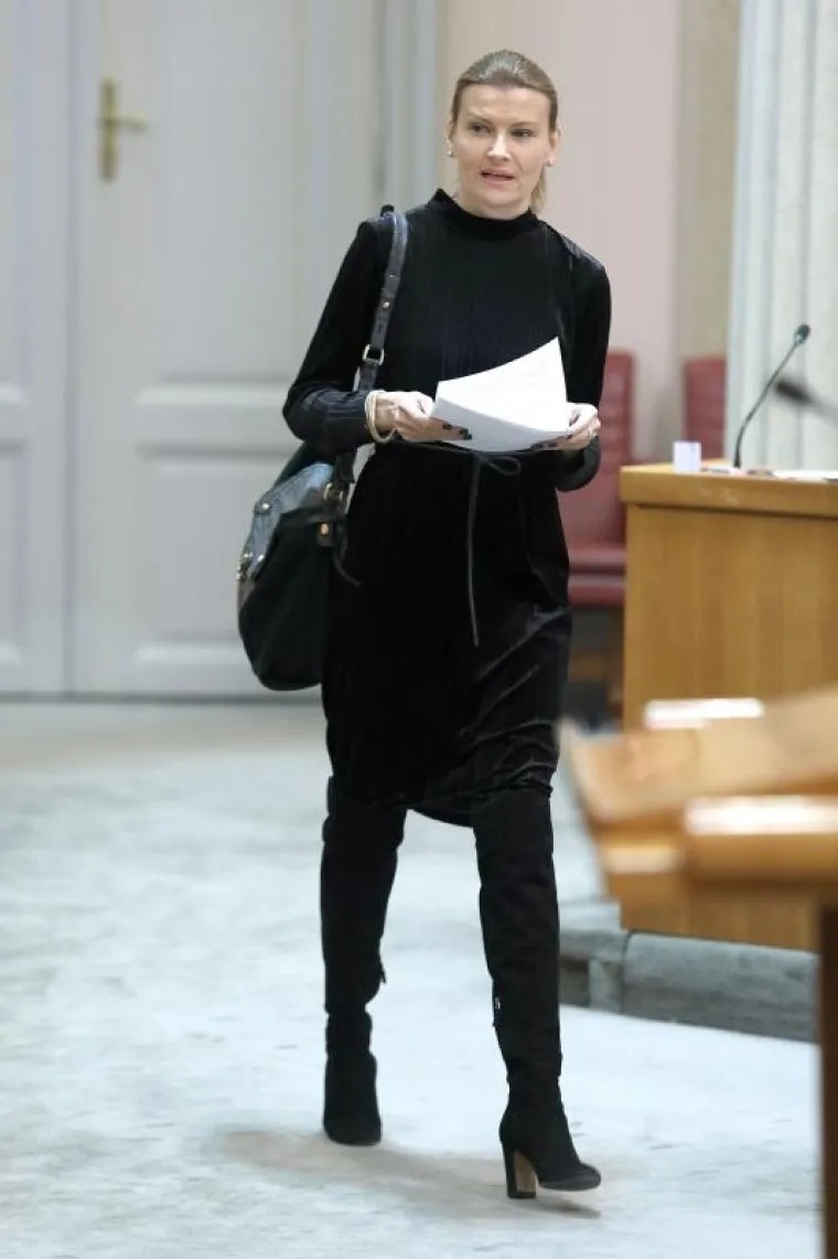 MODNE KOMBINACIJE U SABORU: HDZ-ova zastupnica odabrala svjetlije tonove, a SDP-ovka tamnije...