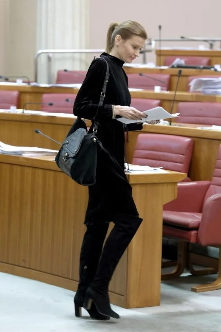 MODNE KOMBINACIJE U SABORU: HDZ-ova zastupnica odabrala svjetlije tonove, a SDP-ovka tamnije...