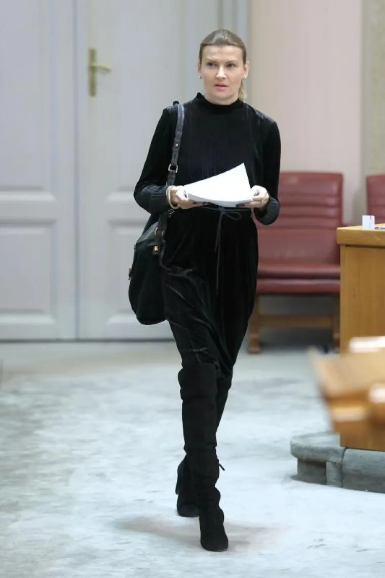 MODNE KOMBINACIJE U SABORU: HDZ-ova zastupnica odabrala svjetlije tonove, a SDP-ovka tamnije...