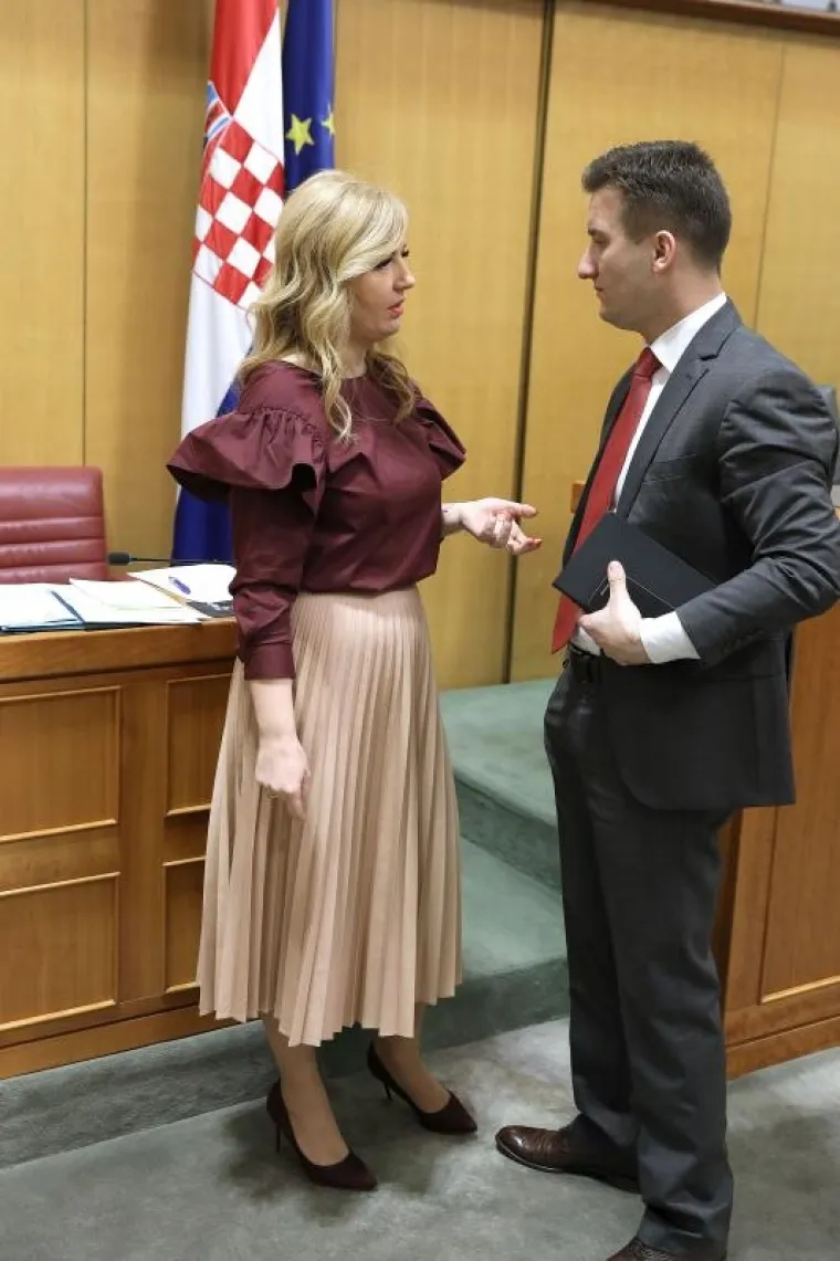 MODNE KOMBINACIJE U SABORU: HDZ-ova zastupnica odabrala svjetlije tonove, a SDP-ovka tamnije...