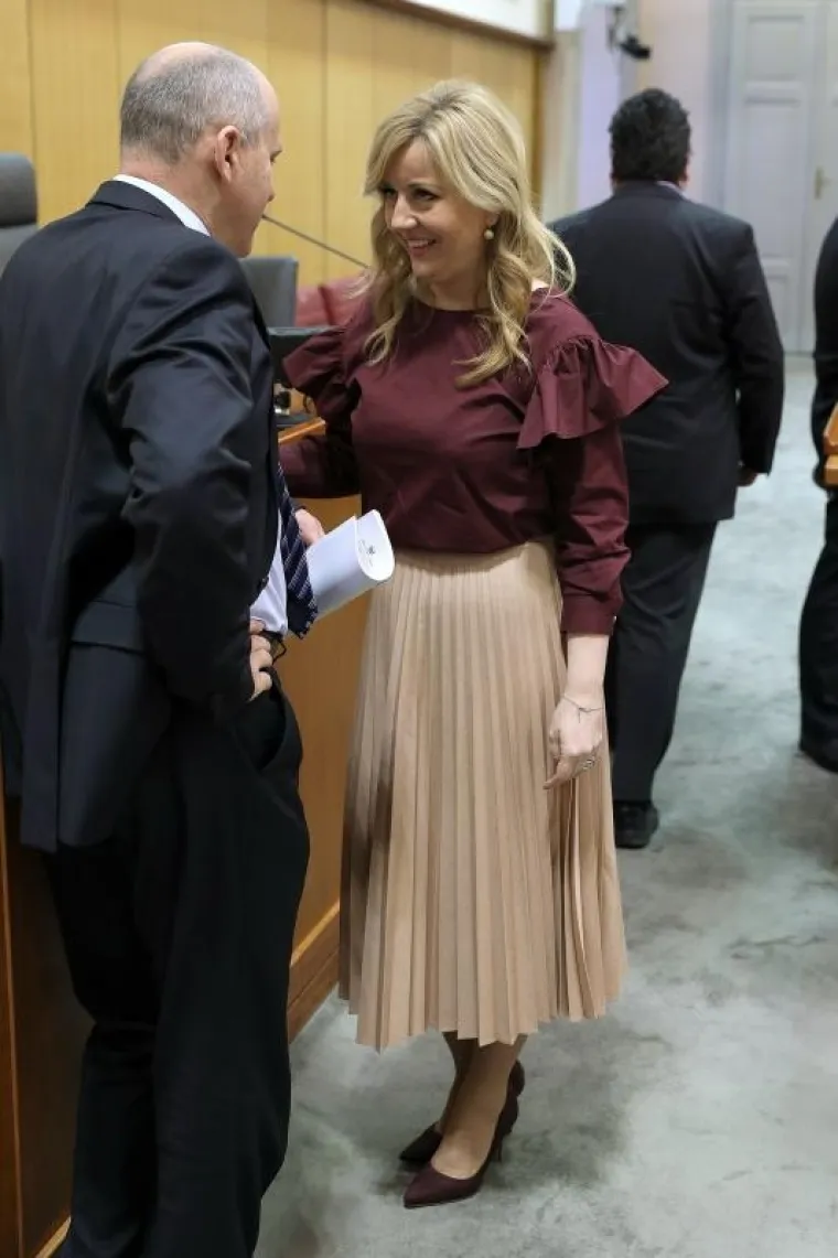 MODNE KOMBINACIJE U SABORU: HDZ-ova zastupnica odabrala svjetlije tonove, a SDP-ovka tamnije...