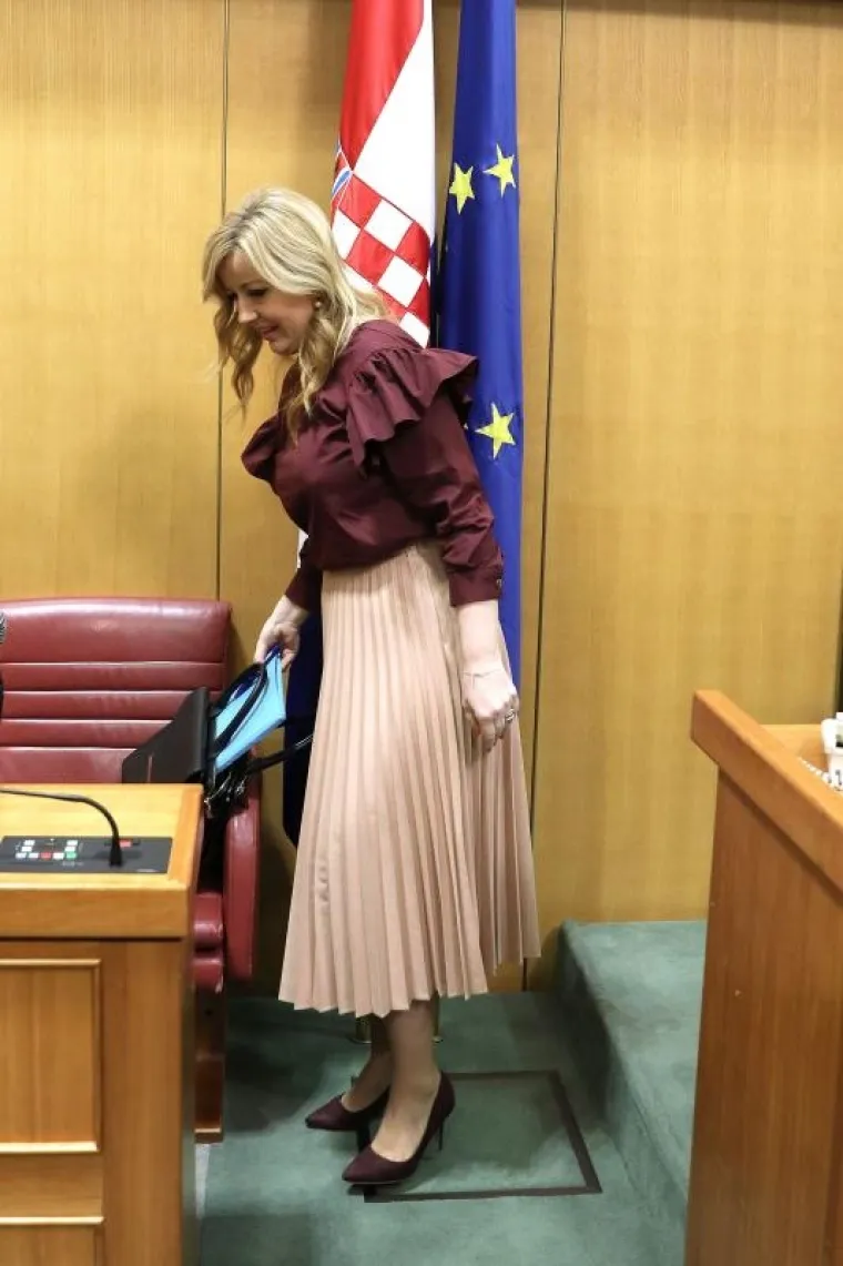 HDZ-ova zastupnica Margareta Mađerić svijetlom je suknjom unijela da&scaron;ak svježine u sabornicu.