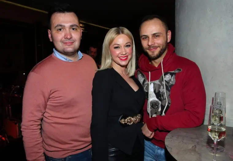 DOMAĆE ZVIJEZDE DOŠLE POSLUŠATI JELENU ROZGU:  Pjevačica je najveći osmijeh imala u zagrljaju svog Stjepana