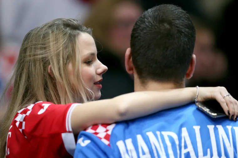 Supruge i djevojke tje&scaron;ile hrvatske rukometa&scaron;e nakon poraza s Norve&scaron;kom