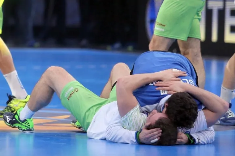 S jedne strane slovenskog slavlje, s druge tuga hrvatskih rukometa&scaron;a nakon utakmice za treće mjesto na Svjetskom prvenstvu u kojemu je Slovenija pobijedila 31:30