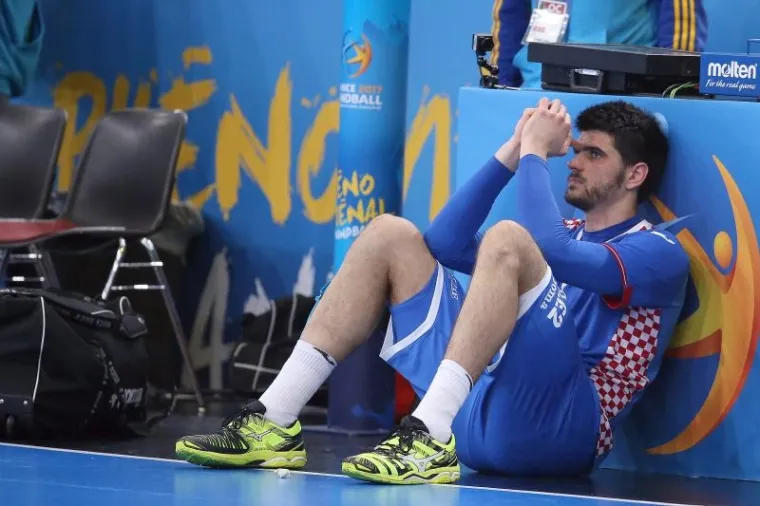 I DJECA SU PLAKALA: Ove fotografije najbolje dočaravaju tugu rukometa&scaron;a nakon poraza od Norve&scaron;ke