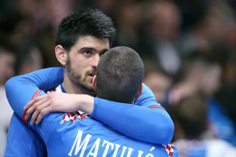 I DJECA SU PLAKALA: Ove fotografije najbolje dočaravaju tugu rukometa&scaron;a nakon poraza od Norve&scaron;ke