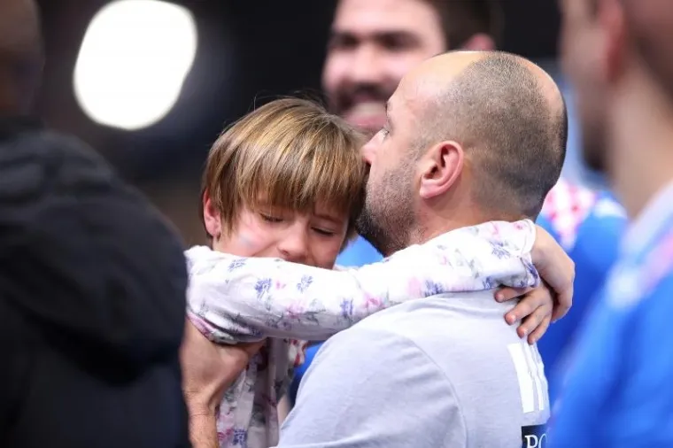 Izbornik Babić je zajedno sa svojim igračima nakon poraza od Norve&scaron;ke u dramatičnoj utakmici koja se odlučivala u produžecima, pohitao u zagrljaj svojim najbližima.