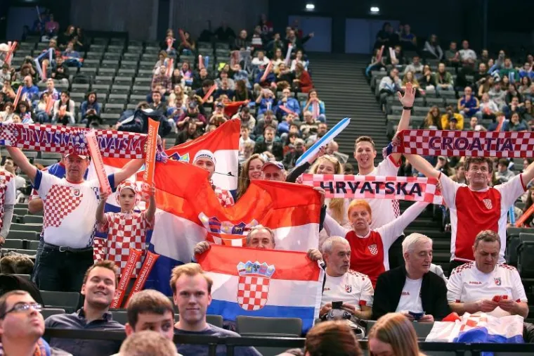 CRVENO-BIJELE TRIBINE: Cico Kranjčar među navijačima na utakmici Hrvatska-Slovenija